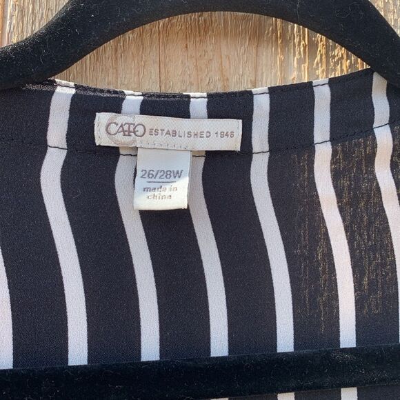 Take 50% OFF- Cato Women’s V-neck Blouse Striped, Size-26/28W - Picture 5 of 9